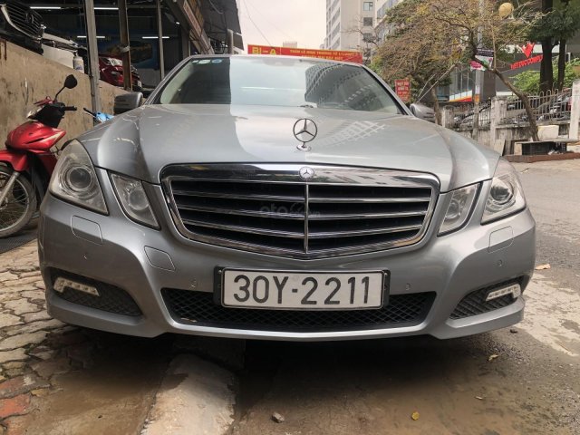 Bán Mercedes E250, màu xám, nhập khẩu nguyên chiếc số tự động, giá tốt