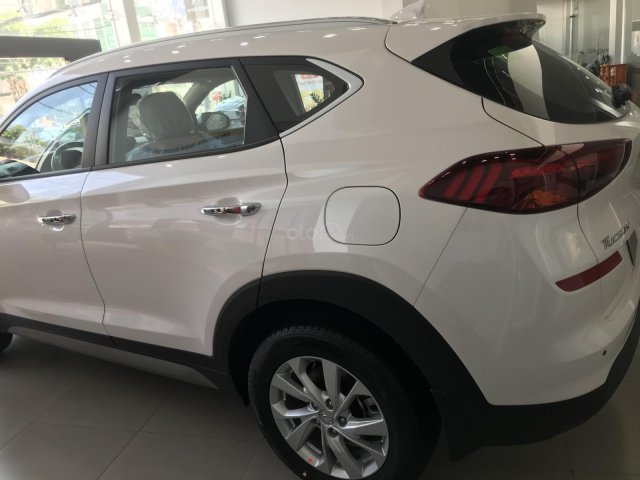 Bán ô tô xe Hyundai Tucson mới 100%, xe đủ màu, giao ngay tận nơi