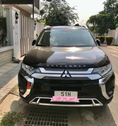 Bán xe Mitsubishi Outlander 2.0CVT đời 2020, màu đen chính chủ, giá tốt