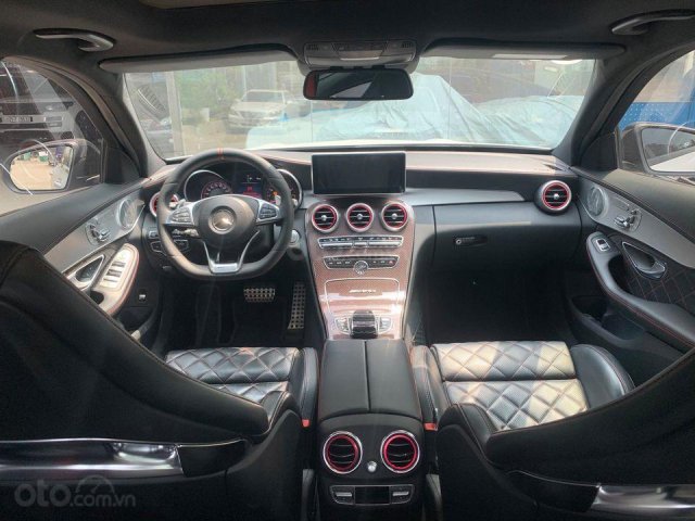 Cần bán lại chiếc xe sang Mercedes C63s AMG đời 2015