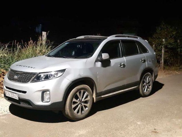 Cần bán xe Kia Sorento sản xuất 2015, màu bạc còn mới