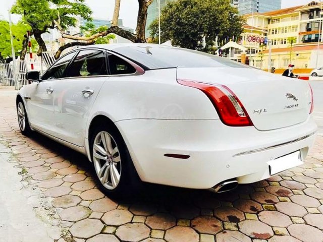 Bán xe Jaguar XJ năm sản xuất 2013, màu trắng, nhập khẩu còn mới0