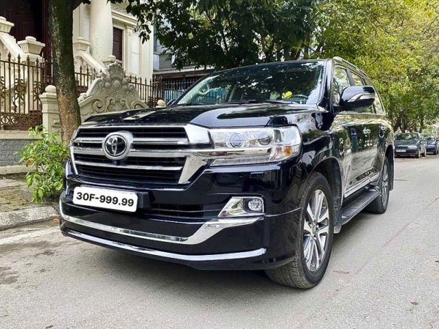 Cần bán gấp Toyota Land Cruiser sản xuất 2019, màu đen, nhập khẩu nguyên chiếc còn mới