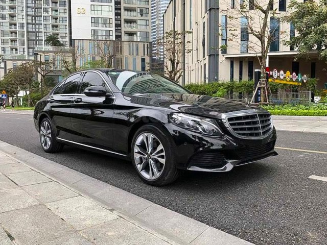 Cần bán lại xe Mercedes E class sản xuất 2018, màu đen còn mới