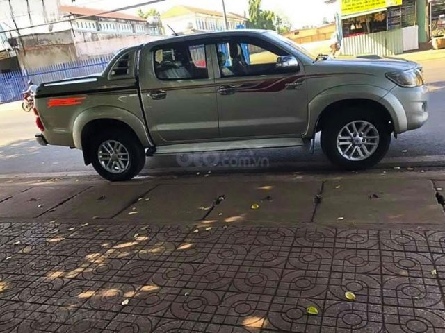 Bán xe Toyota Hilux năm sản xuất 2014, màu bạc, xe nhập, giá chỉ 449 triệu