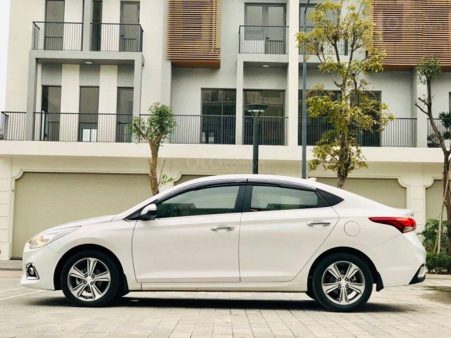 Chính chủ cần bán xe Hyundai Accent sản xuất 2018, màu trắng0