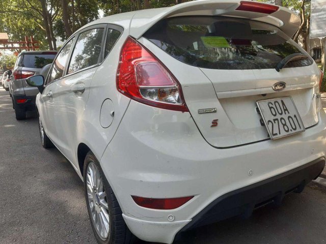 Xe Ford Fiesta đời 2016, màu trắng, xe chính chủ