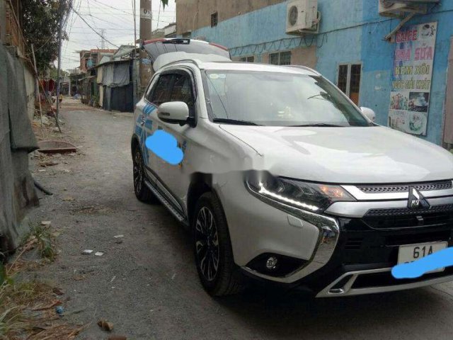 Cần bán lại xe Mitsubishi Outlander 2020, màu trắng còn mới0