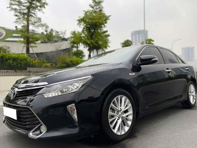 Cần bán lại xe Toyota Camry 2.0E sản xuất năm 2017, màu đen0