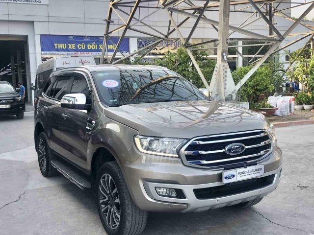 Xe lướt vừa hết rô - đai Ford Everest năm 20180