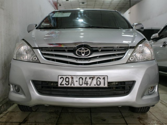 Giá bán nhanh 325 tr, Toyota Innova 2010, màu bạc