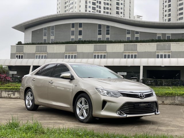 Cần bán xe Camry 2.5Q 2016, màu vàng cát0