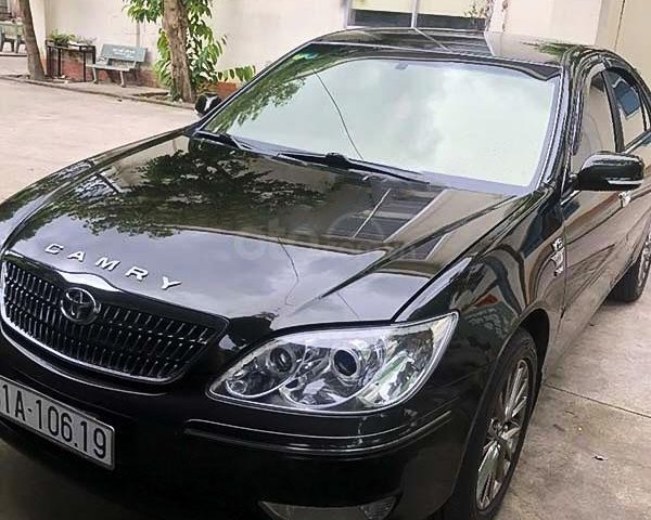 Cần bán Toyota Camry sản xuất 2005, màu đen còn mới, giá tốt0