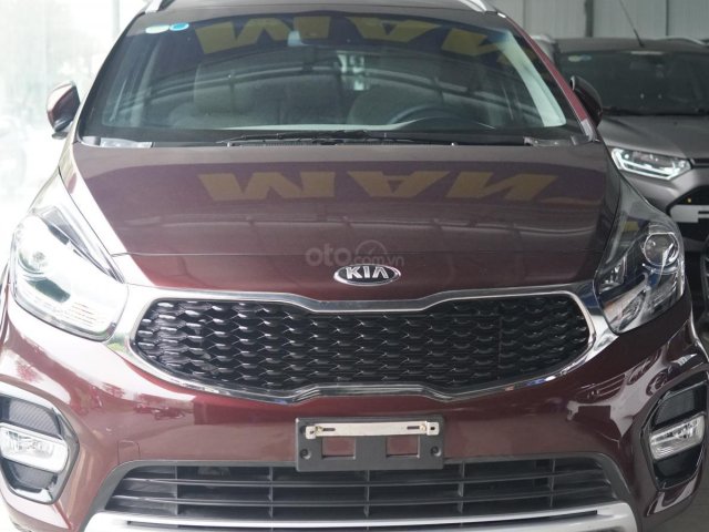 Cần bán lại xe Kia Rondo đời 2017, màu đỏ, giá 550tr0