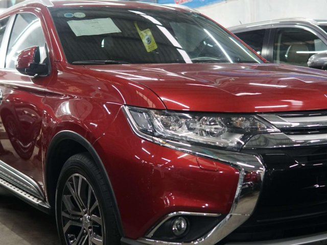 Cần bán xe Mitsubishi Outlander sản xuất năm 2019, màu đỏ0