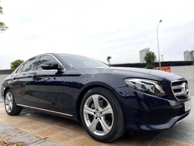 Cần bán gấp Mercedes E250 sản xuất năm 2017 còn mới0