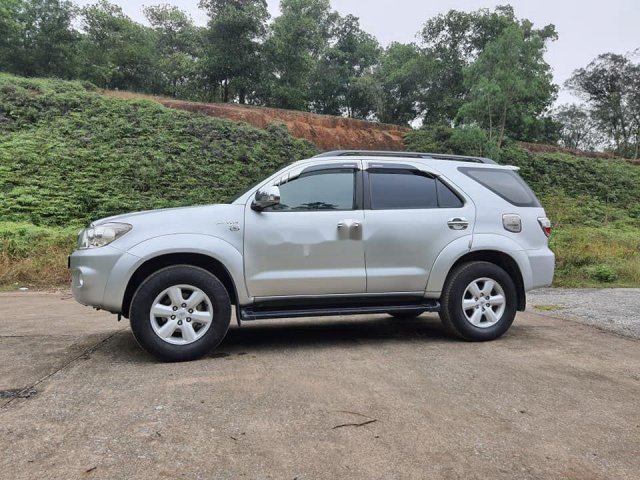 Cần bán lại xe Toyota Fortuner đời 2010, màu bạc0