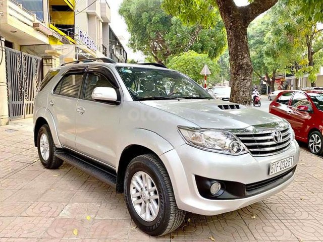 Xe Toyota Fortuner 2.4 G đời 2014, màu bạc còn mới