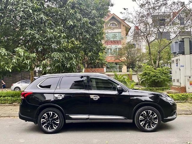 Cần bán xe Mitsubishi Outlander đời 2020, màu đen0