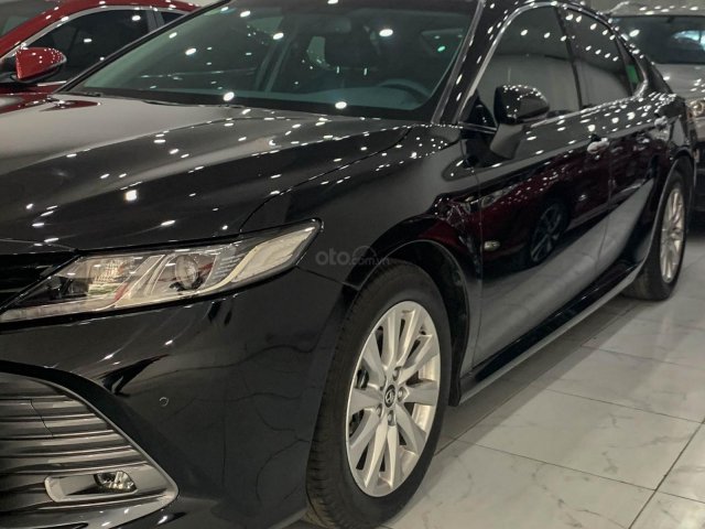 Bán nhanh Toyota Camry 2.0 sản xuất năm 2019, màu đen, giá tốt nhất