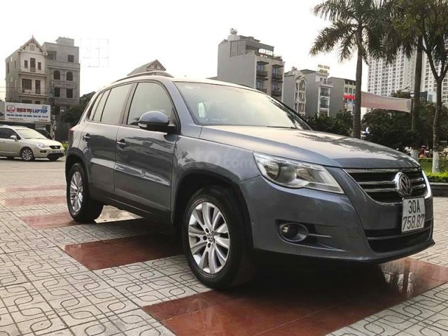 Cần bán lại xe Volkswagen Tiguan AT năm 2010, màu xám, xe nhập còn mới0