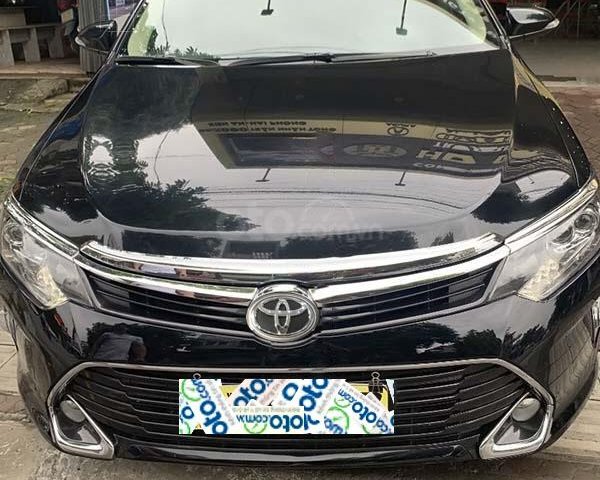 Bán xe Toyota Camry năm 2018, màu đen còn mới