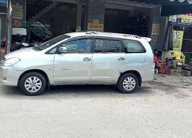 Cần bán Toyota Innova năm 2011, nhập khẩu nguyên chiếc còn mới