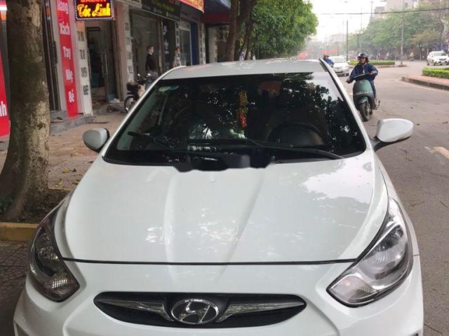 Cần bán Hyundai Accent 1.4AT sản xuất 2011, màu trắng