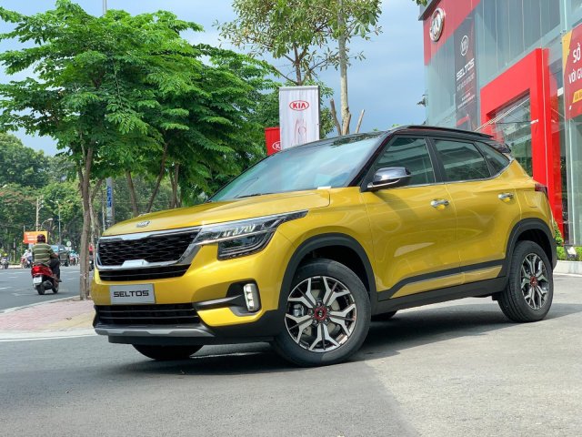 Kia Seltos 1.4 Turbo Premium, màu vàng - giao xe ngay + full phụ kiện0