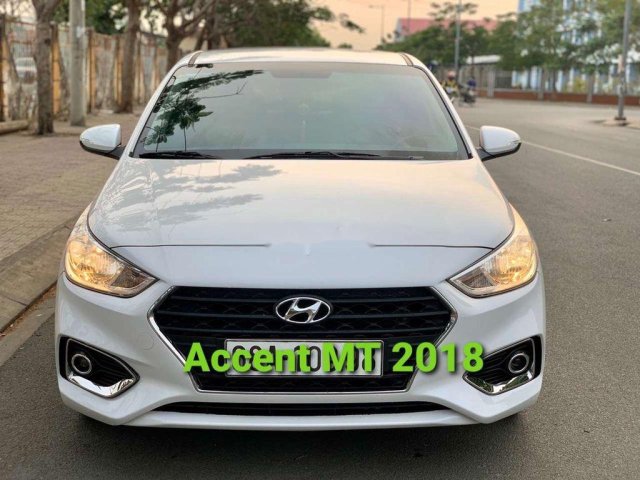 Cần bán xe Hyundai Accent năm 2018, màu trắng chính chủ0