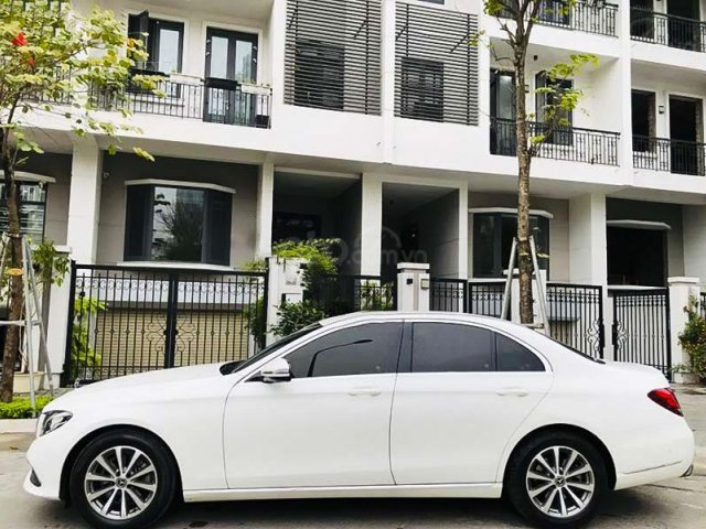 Bán Mercedes E200 đời 2019, màu trắng0