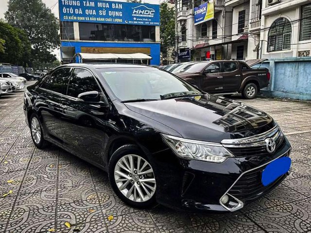 Cần bán gấp Toyota Camry 2.0 E sản xuất 2017, màu đen0