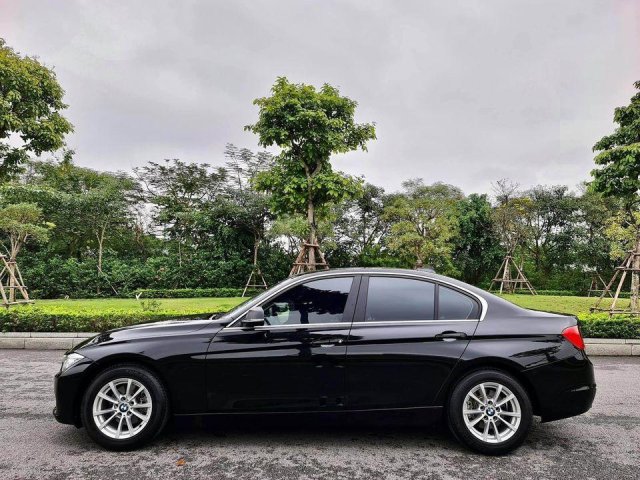 Cần bán lại xe BMW 3-Series 320i đời 2014, màu đen