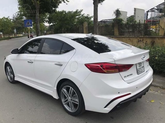 Xe Hyundai Elantra sản xuất năm 2018, màu trắng