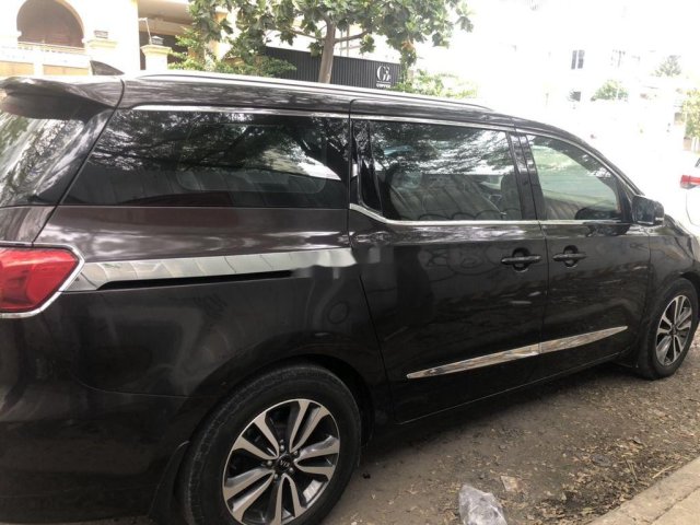 Bán Kia Sedona năm sản xuất 2018, màu đen, giá 865tr