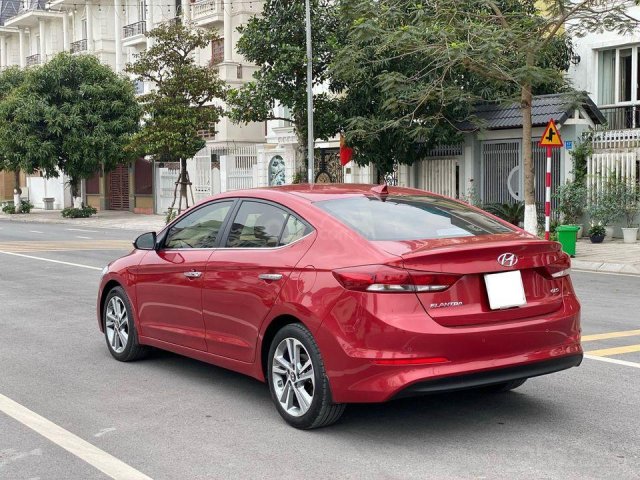 Chính chủ cần bán Hyundai Elantra 2017, màu đỏ, hỗ trợ trả góp 70% giá trị xe