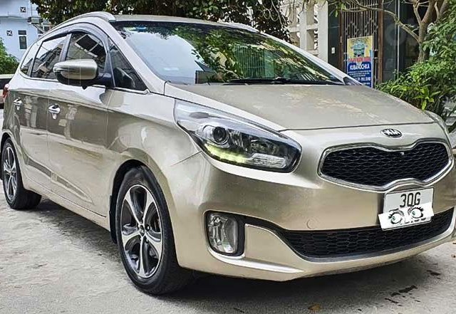 Cần bán Kia Rondo sản xuất năm 2016, màu vàng 0