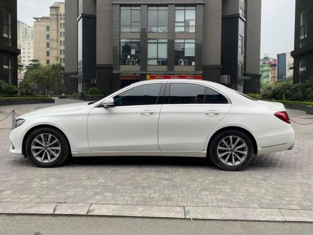 Cần bán lại xe Mercedes E class đời 2019, màu trắng0