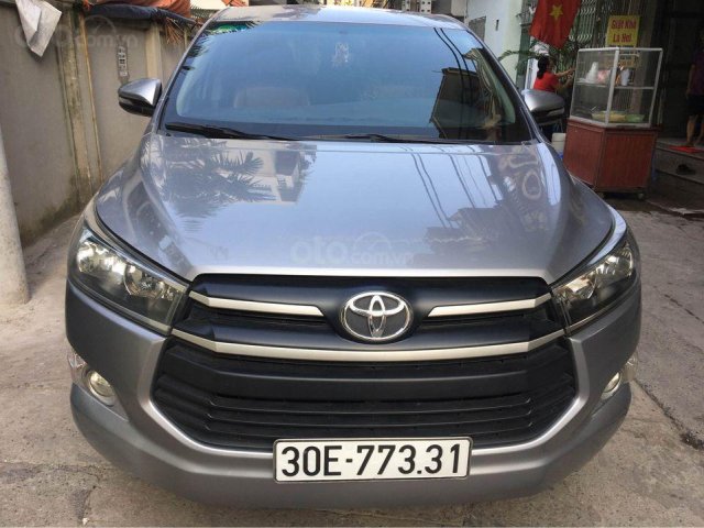 Cần bán Toyota Innova 2017, màu bạc xe gia đình, 430 triệu