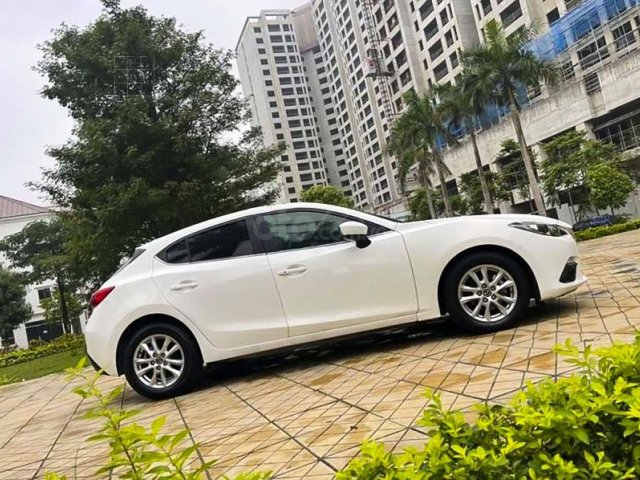 Cần bán Mazda 3 1.5 AT đời 2015, màu trắng chính chủ0