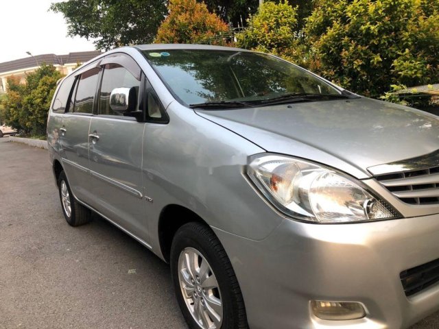 Cần bán xe Toyota Innova đời 2011, màu bạc chính chủ