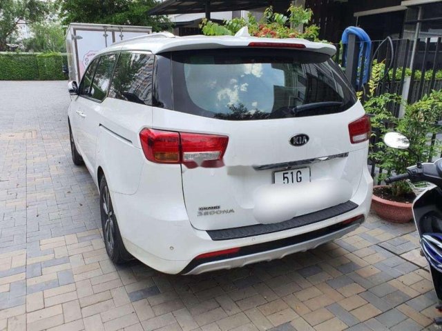 Bán Kia Sedona năm 2016, màu trắng, giá 800tr0