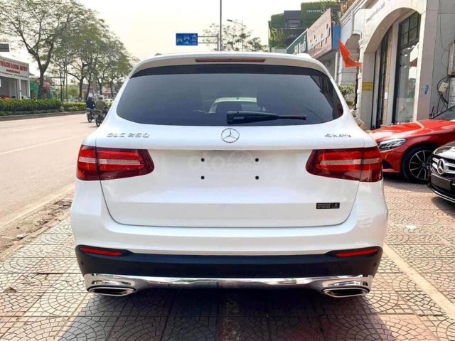 Cần bán Mercedes GLC 250 2016, màu trắng0