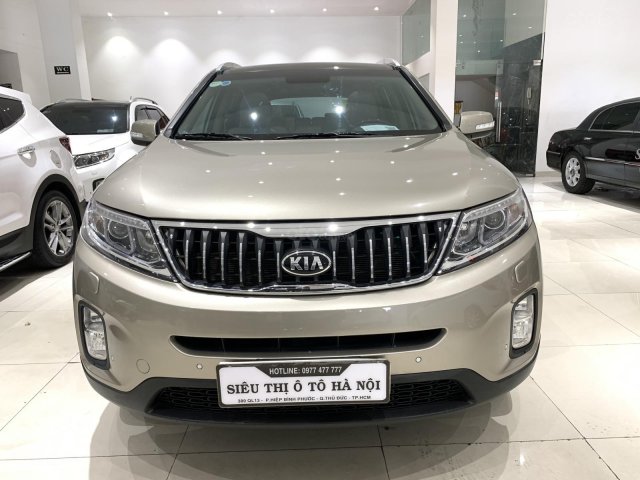 Bán xe Kia Sorento màu vàng xe đẹp, odo mới đi 8.000km, có trả góp