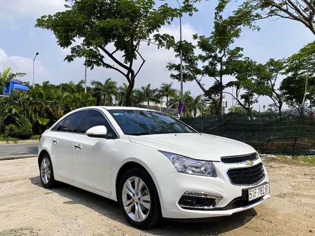 Cần bán gấp Chevrolet Cruze sản xuất 2017, màu trắng còn mới