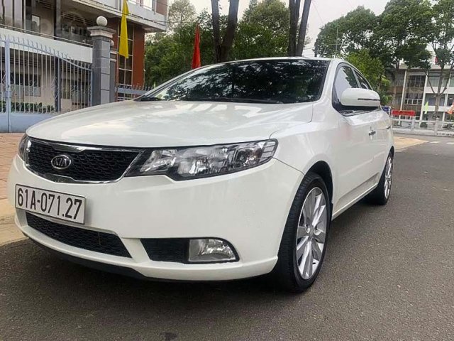 Cần bán xe Kia Forte năm 2012, màu trắng còn mới0