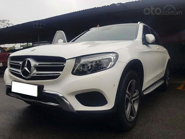 Bán xe Mercedes GLC250 4Matic sản xuất 2017, màu trắng còn mới