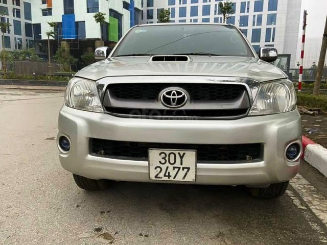 Bán ô tô Toyota Hilux đời 2010, màu bạc chính chủ