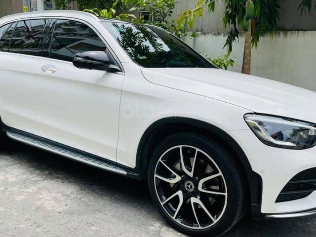 Cần bán lại chiếc Mercedes GLC300 4Matic đời 2020, giá thấp