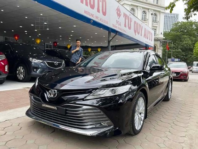 Cần bán Toyota Camry 2.5Q sản xuất 2019, màu đen, nhập khẩu còn mới